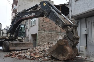 Gemlik'te Metruk Bina Temizliği Devam Ediyor